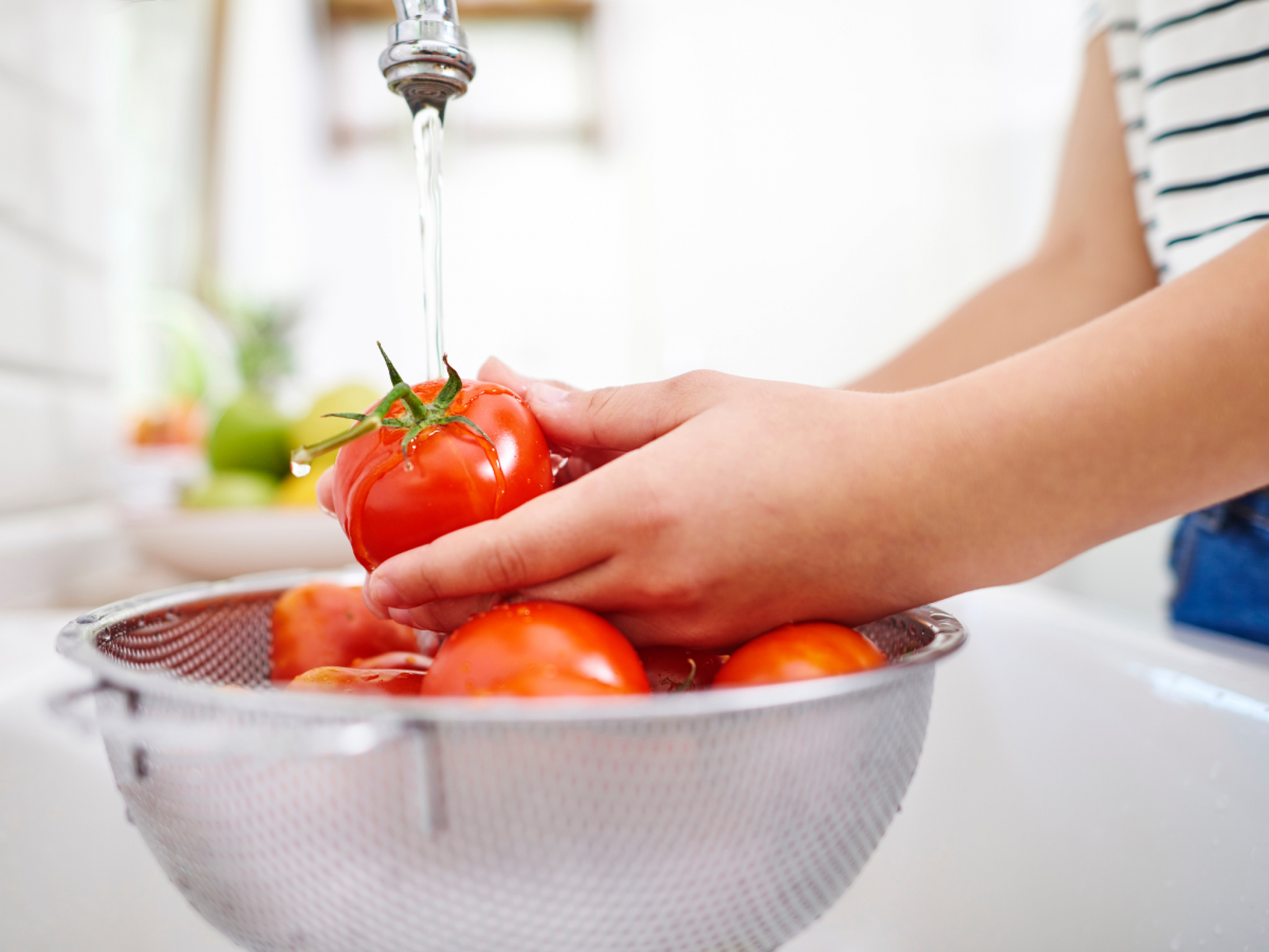 Limão e vinagre não matam germes e parasitas dos vegetais! Descubra como lavar da forma certa