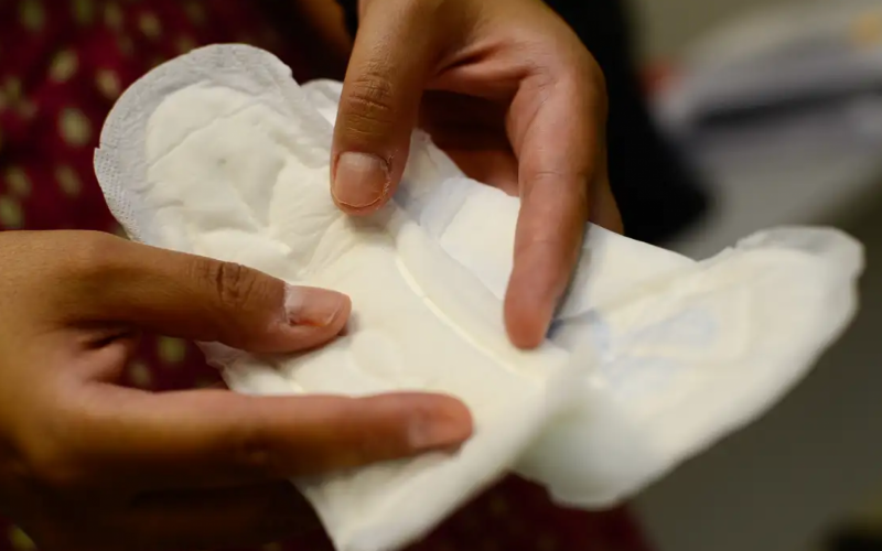 Pesquisadores encontraram uma forma de acabar com vazamentos em absorventes comuns e coletores menstruais | abc+