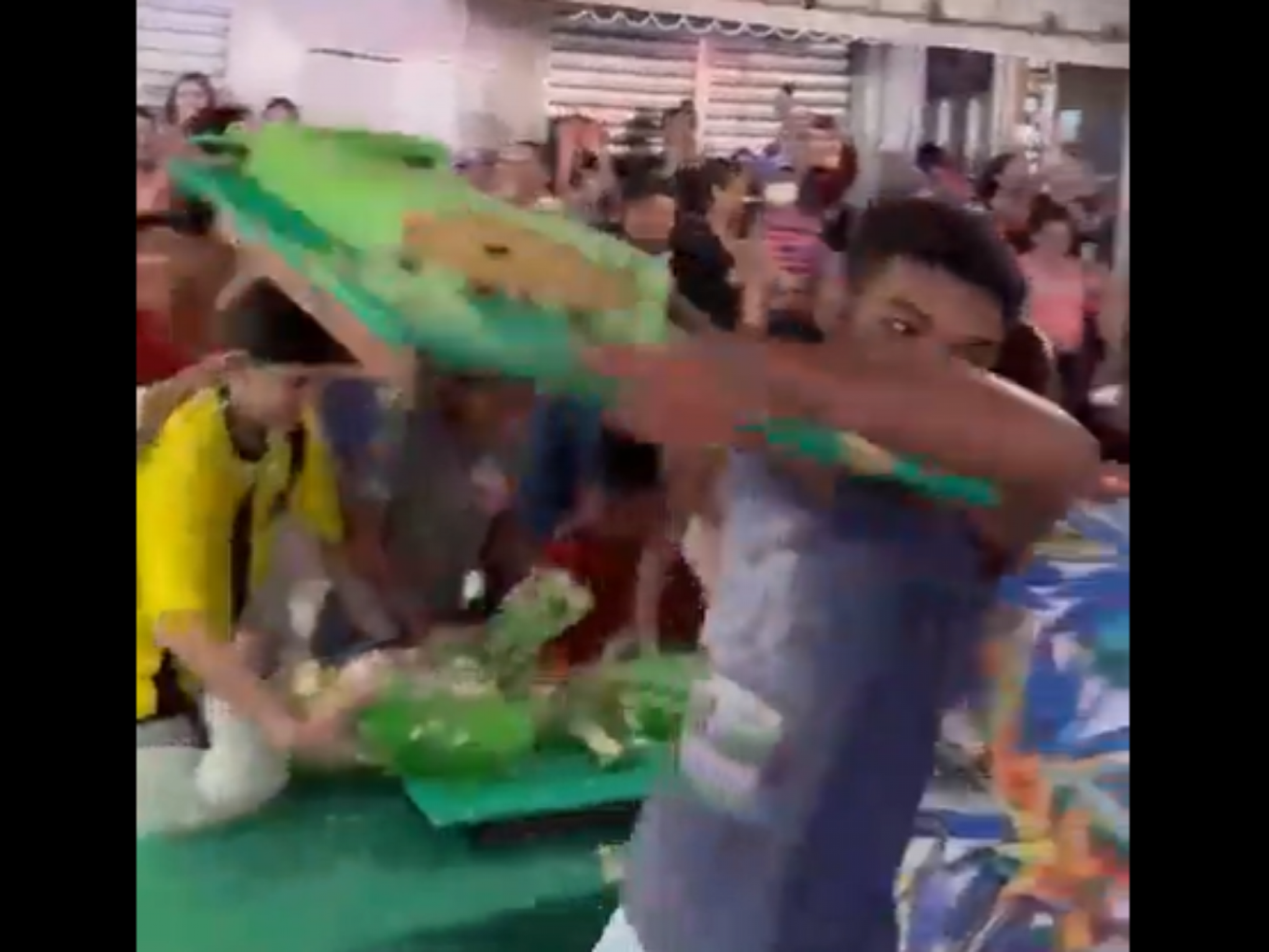 VÍDEO: Festa de aniversário de cidade vira briga generalizada por bolo