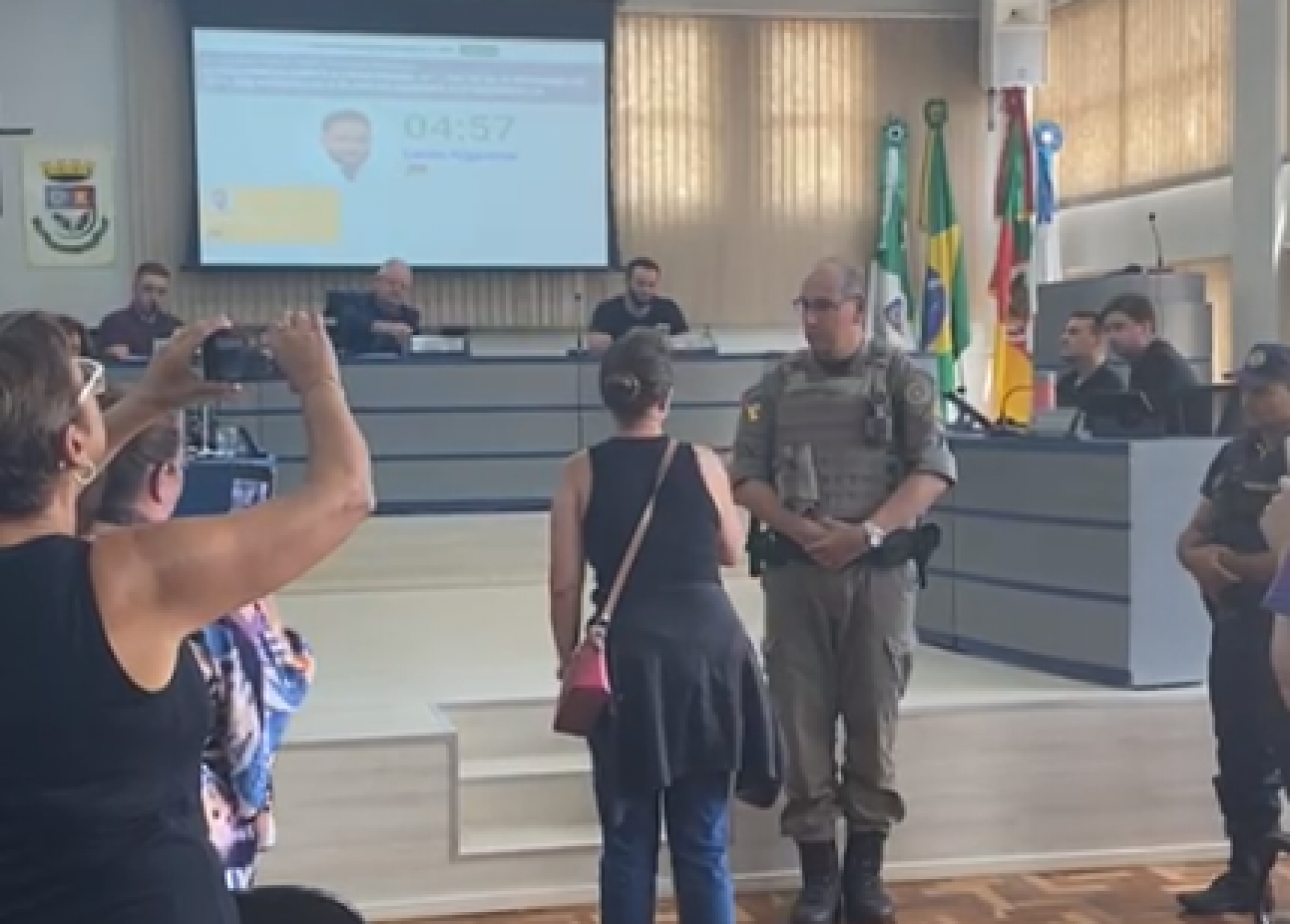 Após protesto e confusão, vereadores aprovam mudanças no plano de carreira dos professores em Estância Velha