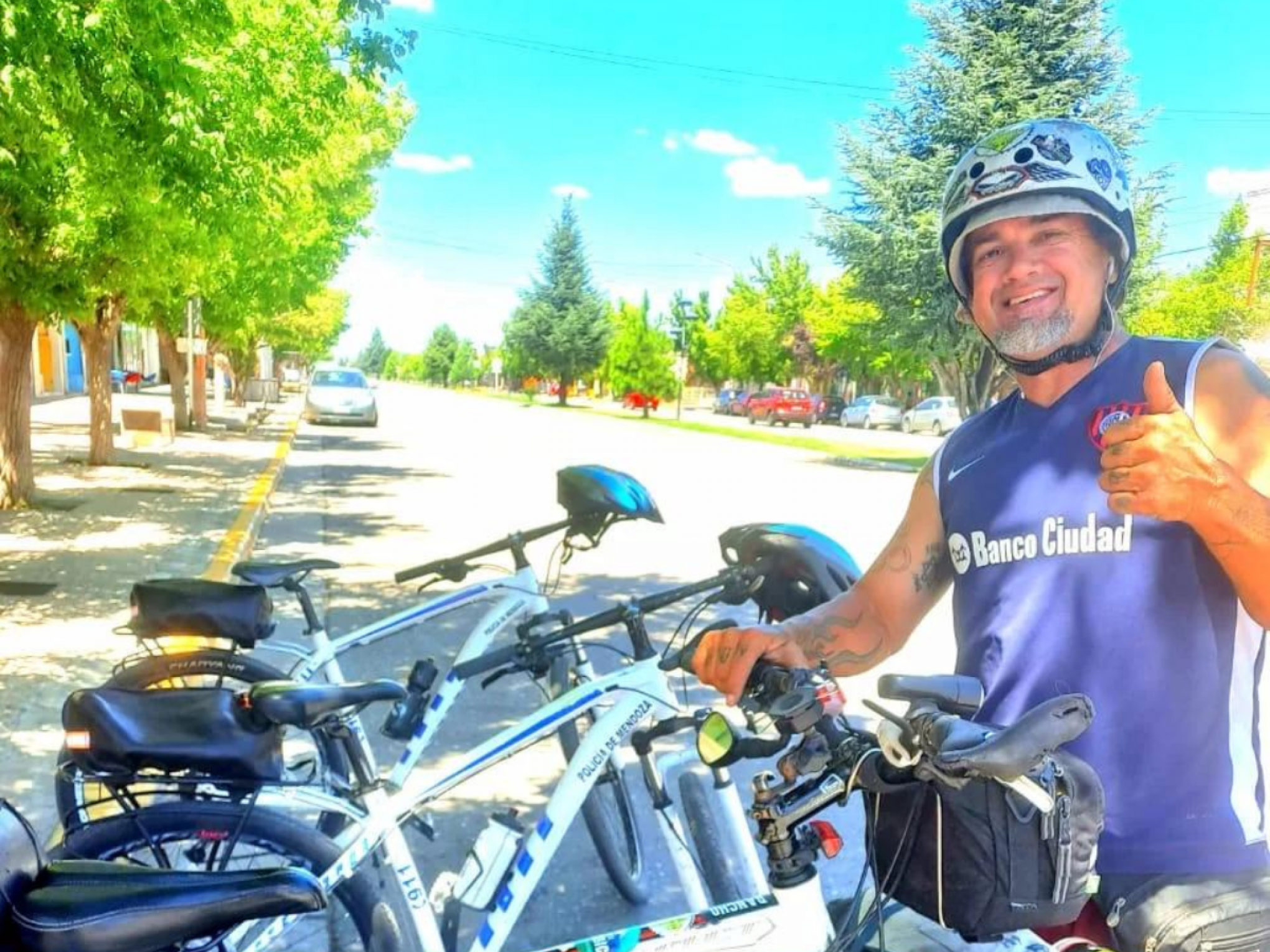 "Viver muito com quase nada": Conheça a história do morador de Novo Hamburgo que dá a volta por cima pedalando