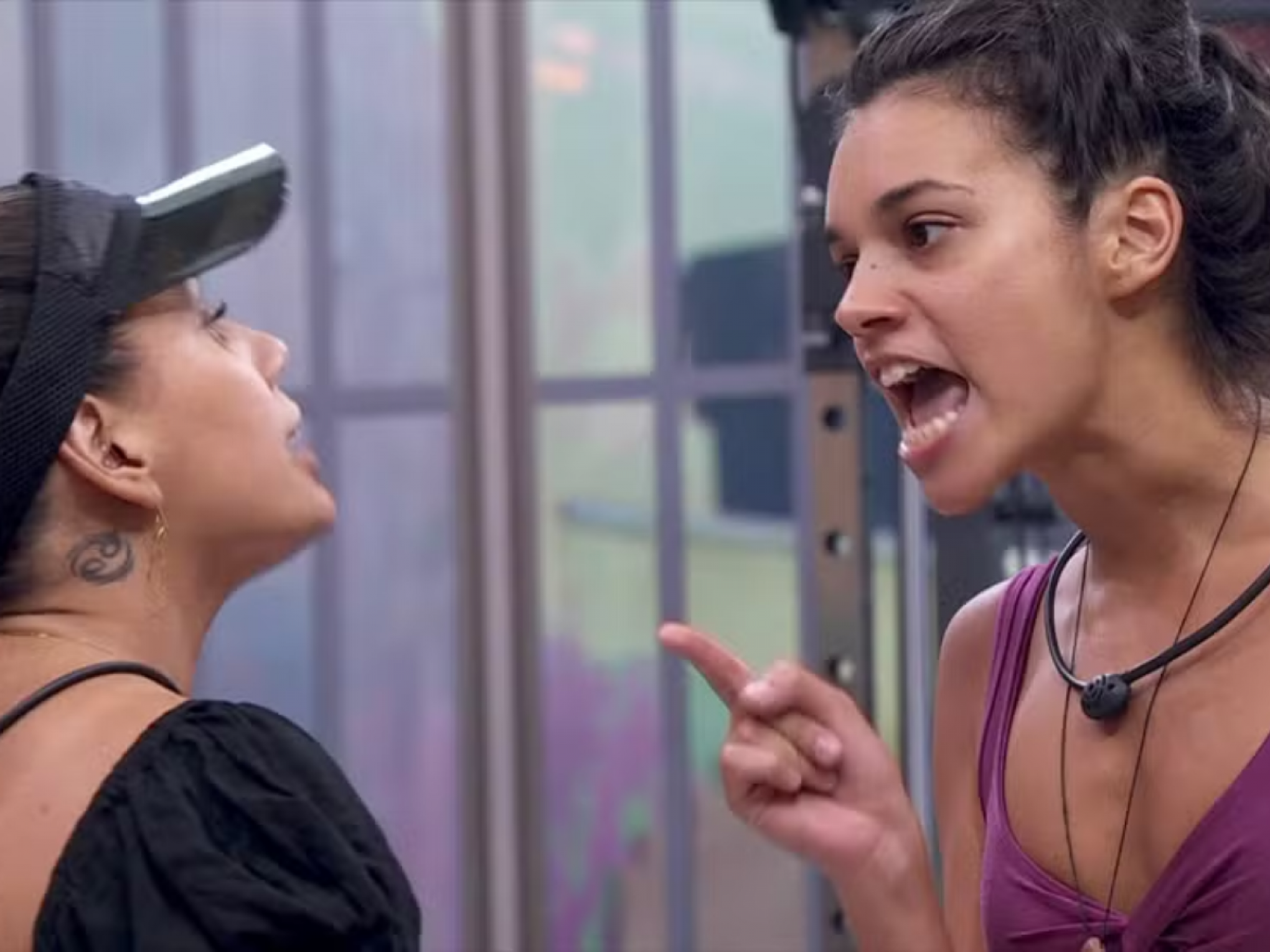 BBB 24: Em briga, Fernanda diz que Alane precisa costurar "as pregas" após ter entupido vaso da casa