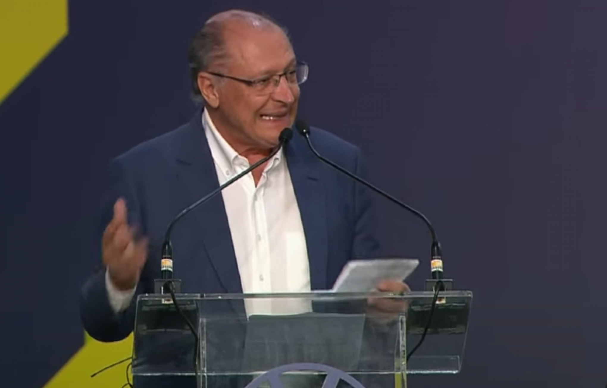 "Como era bom namorar num Fusca", diz Alckmin em visita a montadora