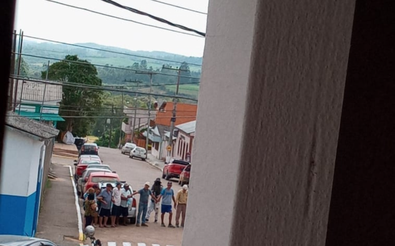 Criminosos assaltam banco de Amaral Ferrador e obrigam moradores a formar cordão humano | abc+