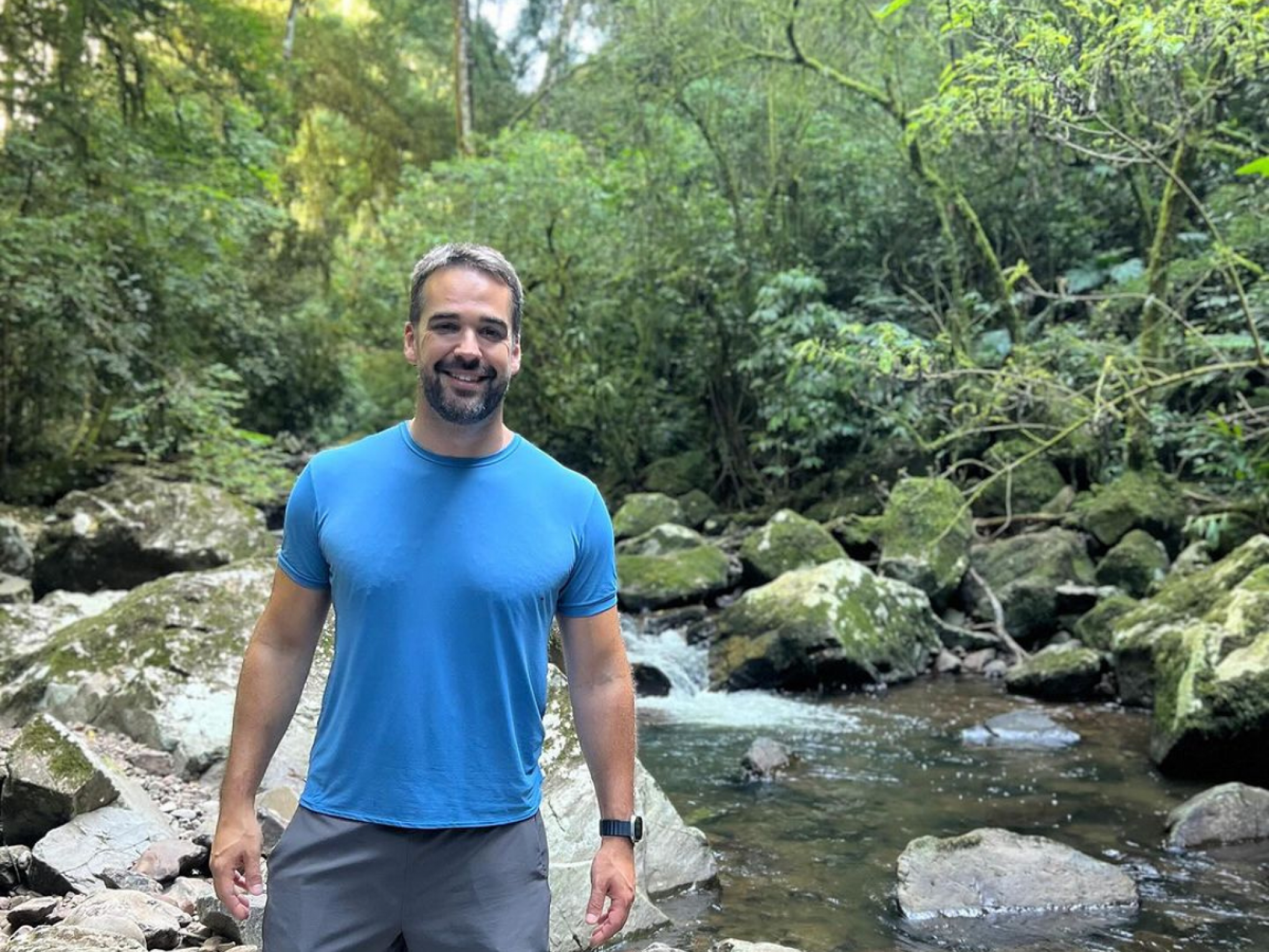 Eduardo Leite faz trilha e toma banho de cascata na Serra gaúcha; saiba onde