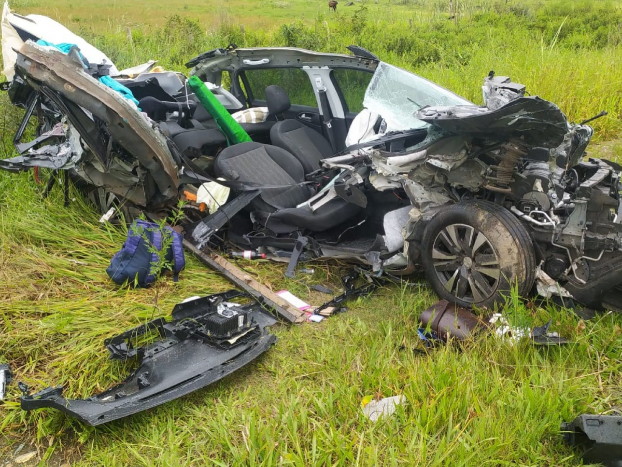 MORTE NO TRÂNSITO: Mãe e filha morrem após carro capotar na BR-101