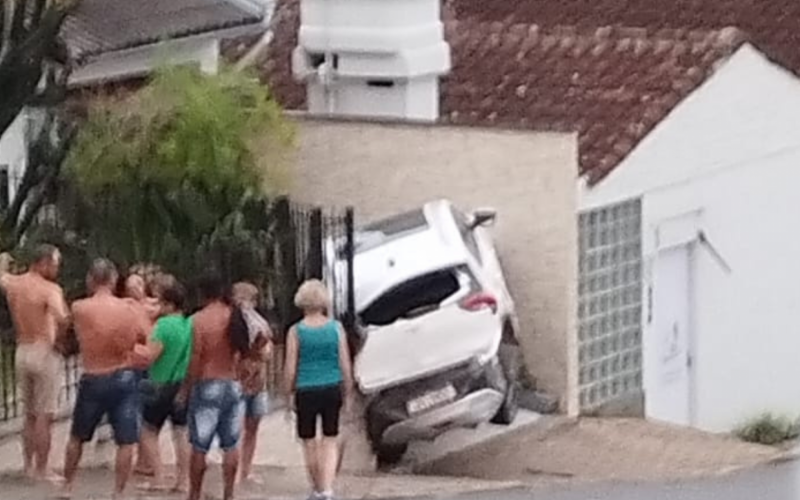 Caminhão flagrado em zigue-e-zague bate em carro estacionado e muro é atingido em Rolante | abc+