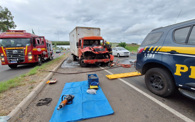 BR-116: CaminhÃµes colidem e motorista precisa ser retirado pelos Bombeiros em Novo Hamburgo