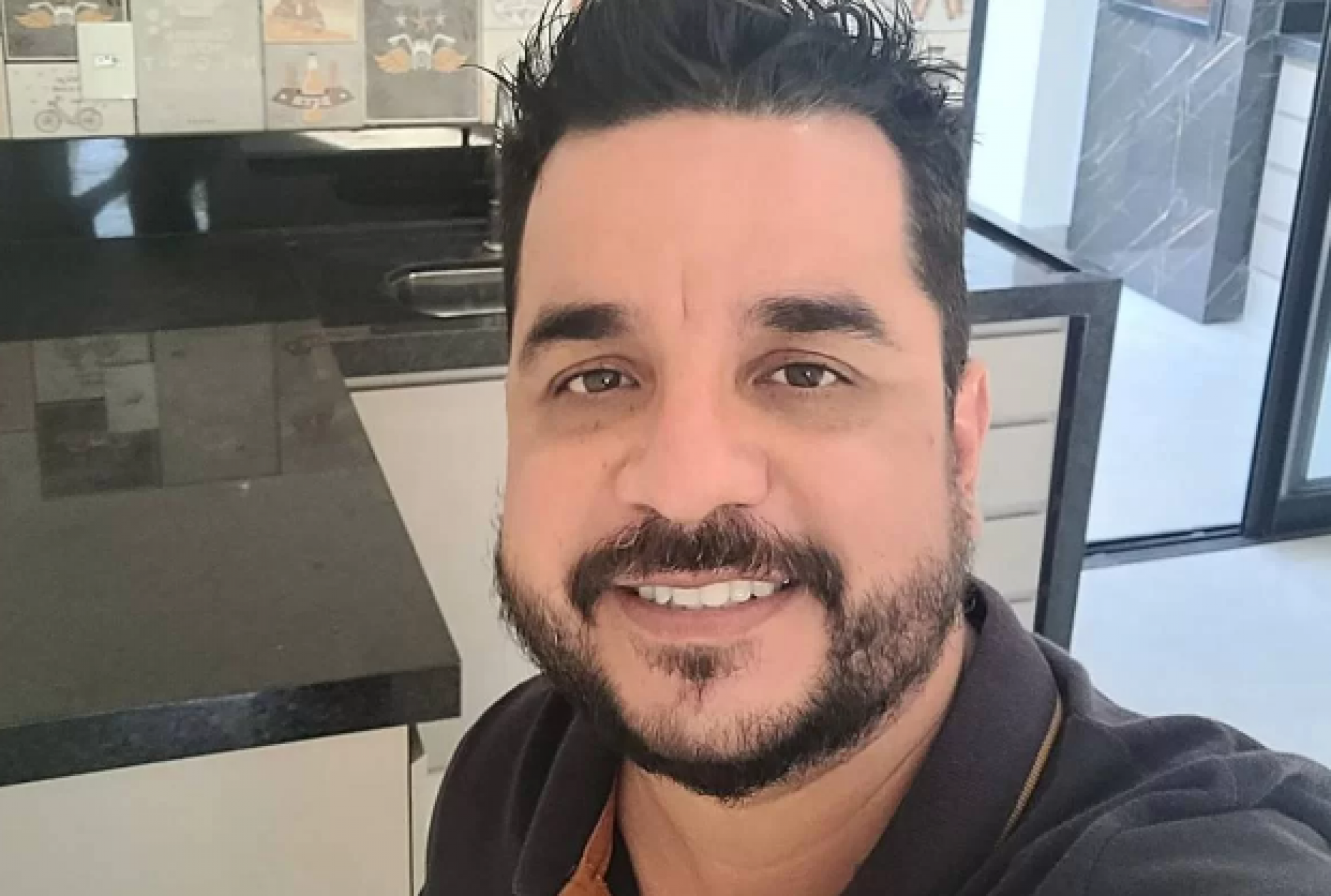 Cantor sertanejo morre após ser baleado dentro de casa em São Paulo