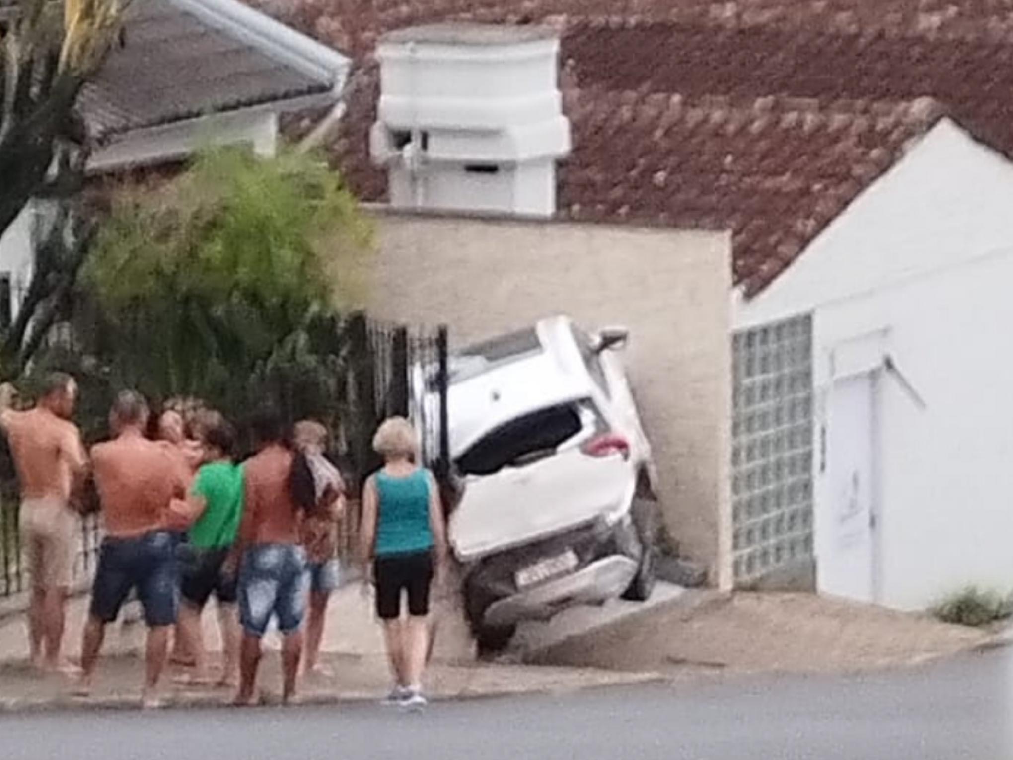 VÍDEO: Caminhão flagrado em zigue-zague bate em carro estacionado e muro é atingido em Rolante