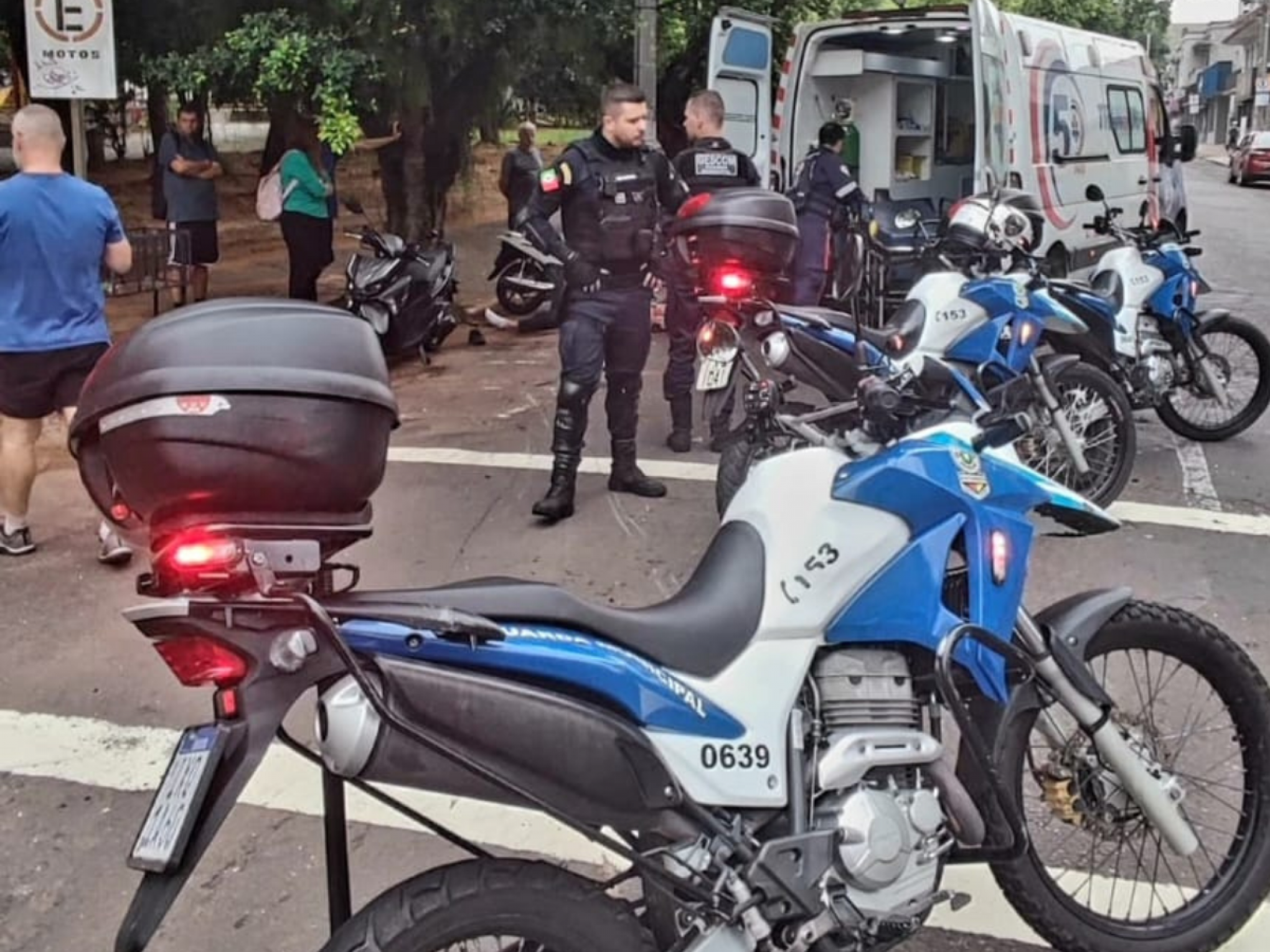 TRÂNSITO: Acidente com carro da Prefeitura deixa motociclista ferido em Novo Hamburgo