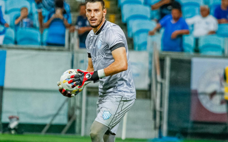 Goleiro Lucas Maticoli do EC Novo Hamburgo no Gauchão 2024  | abc+