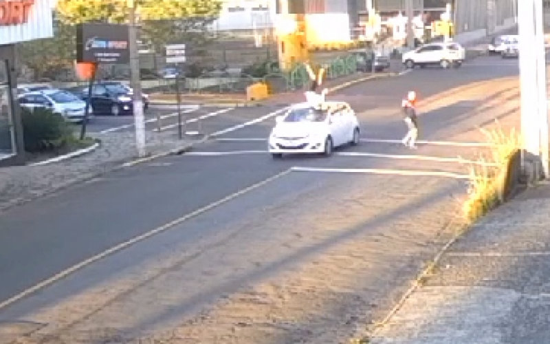 VÍDEO: Jovem é atropelado e arremessado por cima de carro ao atravessar rua de Novo Hamburgo | abc+