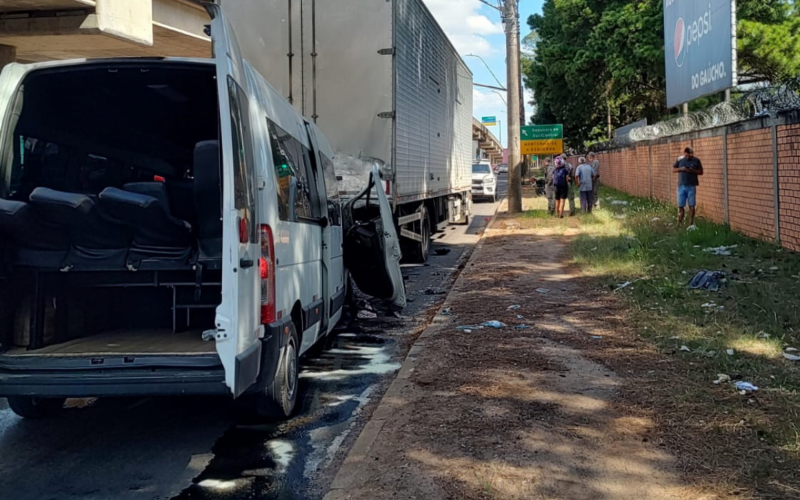 Acidente envolvendo uma van e caminhão na BR-116 em Sapucaia do Sul  | abc+