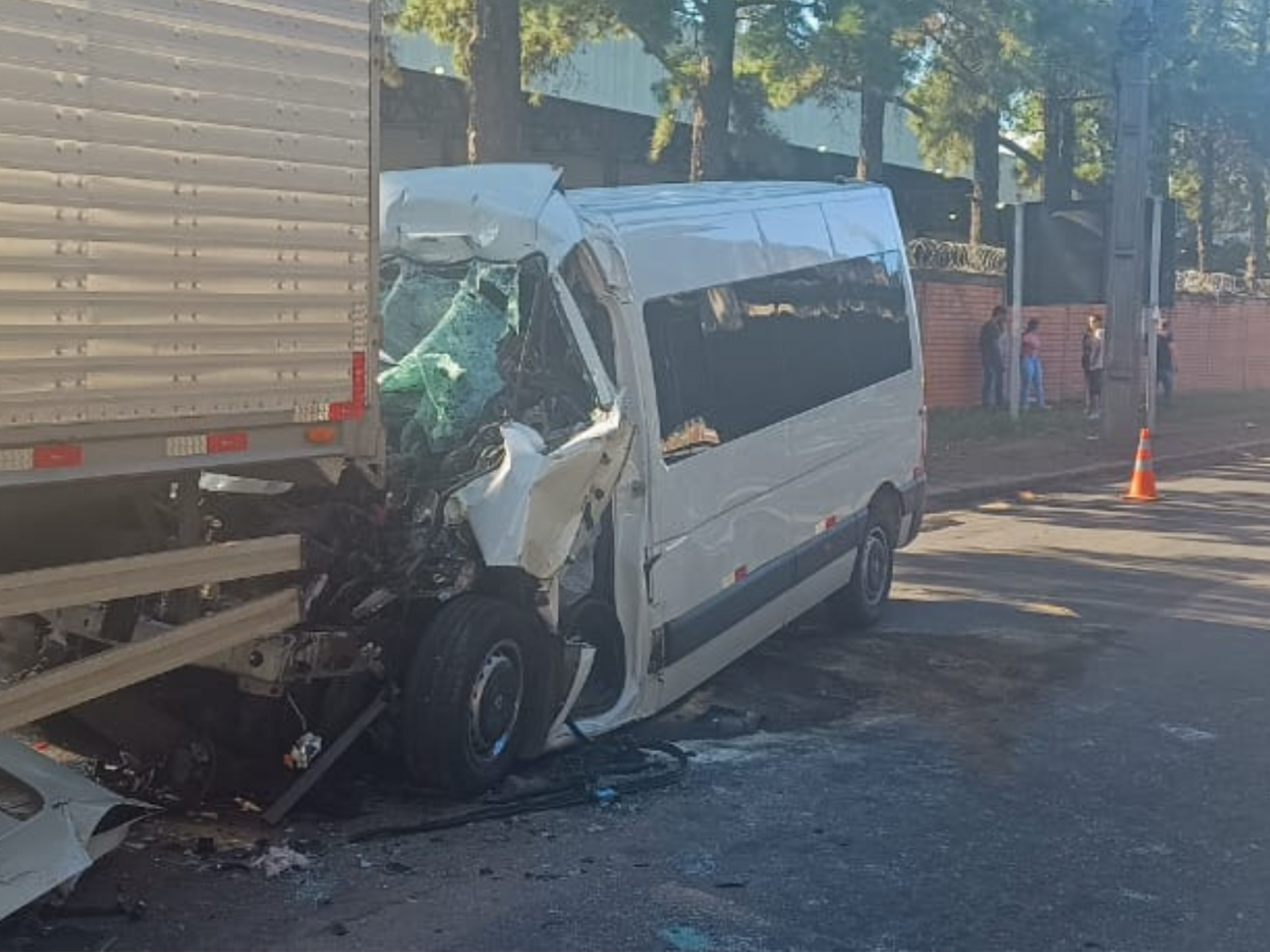 MORTE NO TRÂNSITO: Homem morre após van se chocar na traseira de caminhão em Sapucaia do Sul