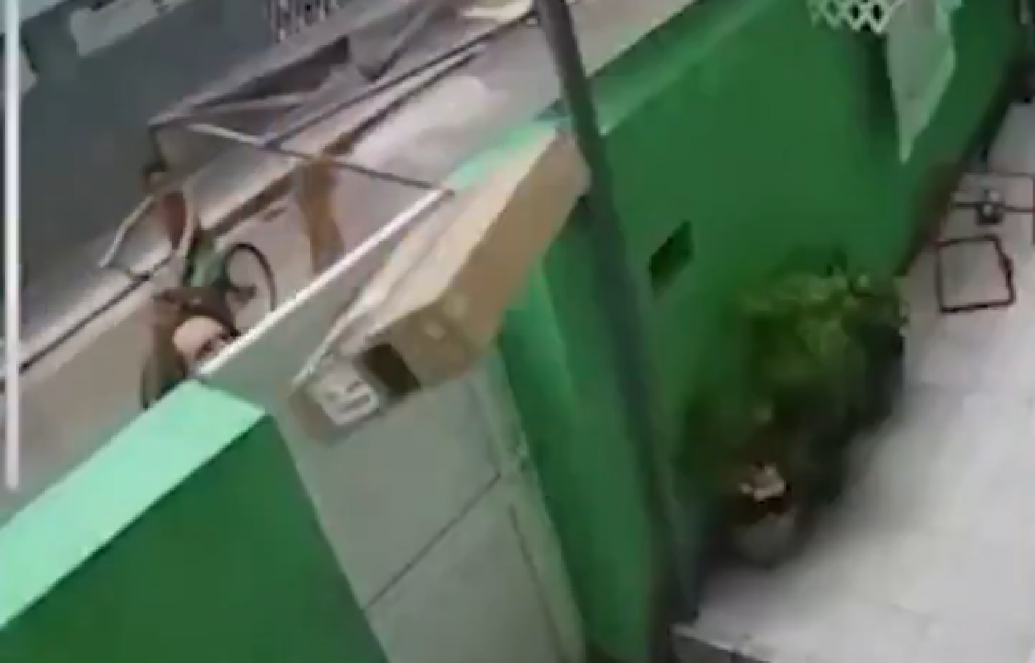 VÍDEO: Entregador arremessa caixa com TV por cima do portão de casa e danifica o aparelho