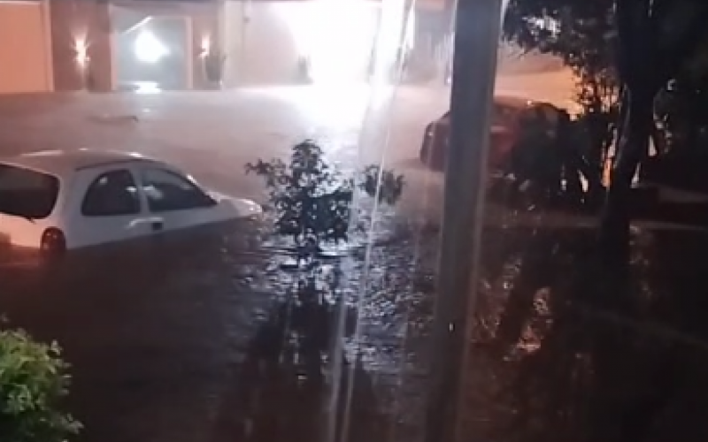 VÍDEO: Chove 140 milímetros em uma hora em cidade do RS; água alagou ruas e invadiu casas | abc+