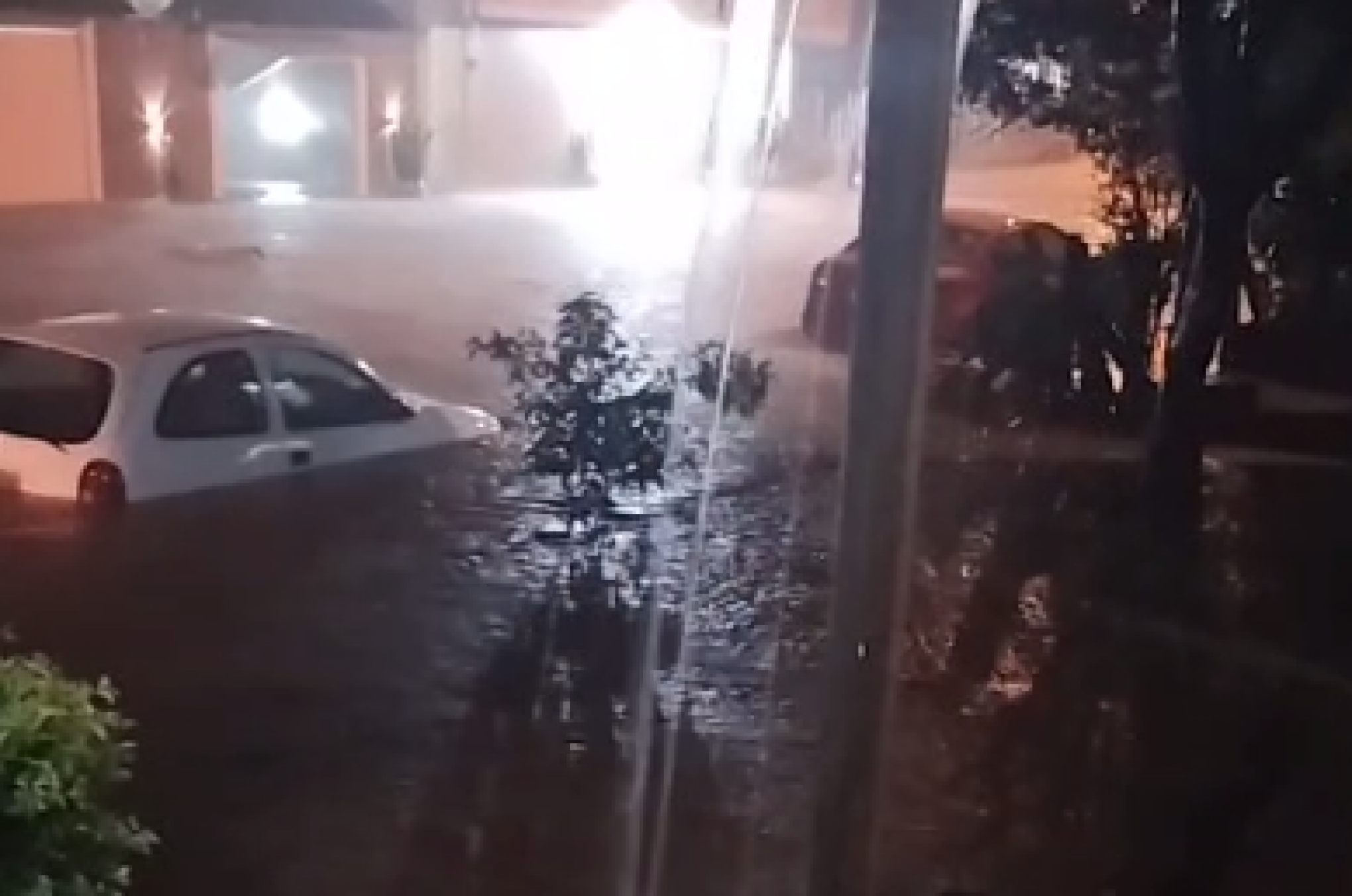 VÍDEO: Chove 140 milímetros em uma hora em cidade do RS; água alagou ruas e invadiu casas