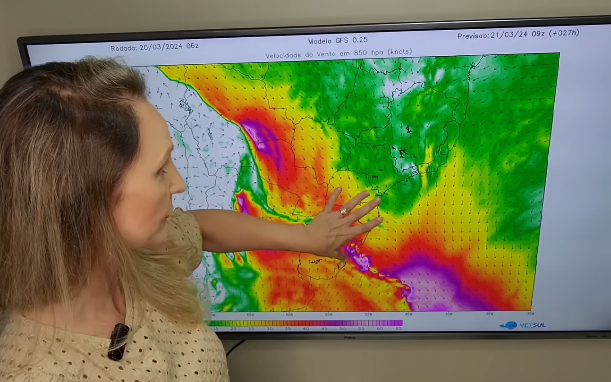 VÍDEO: Meteorologista Estael Sias explica chegada de frente fria ao RS