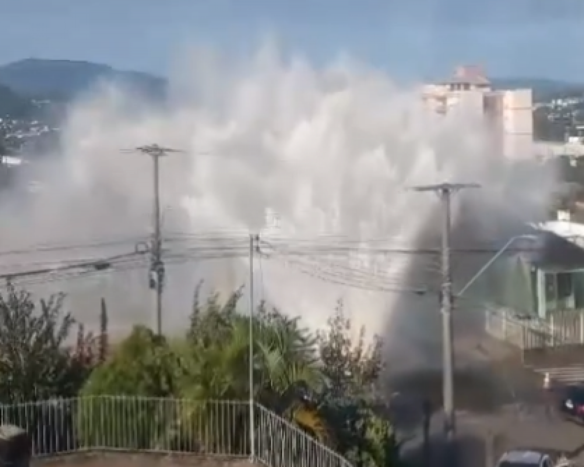 VÍDEO: Tubulação se rompe e cria "chafariz" no Centro de Parobé; confira como está o abastecimento