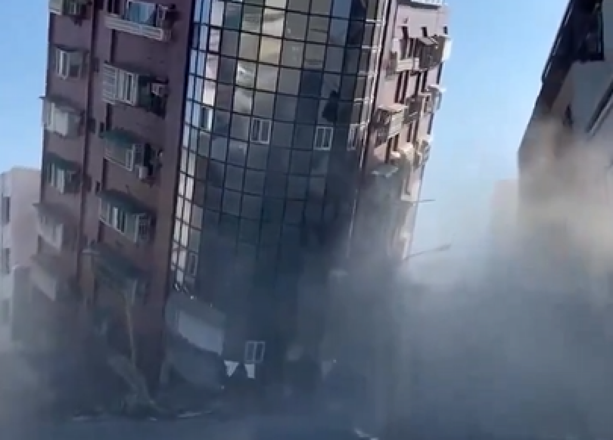 VÍDEO: Prédios desabaram durante terremoto em Taiwan; desastre causou mortes e deixou mais de 800 feridos