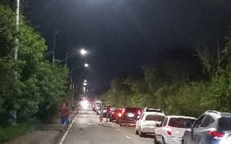 Acidente na Avenida Integração provoca congestionamento de veículos na noite desta quarta-feira