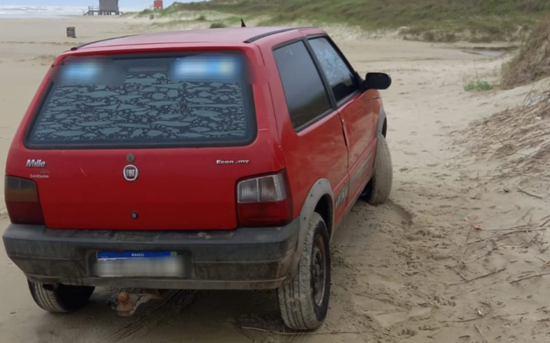 Carro abandonado foi localizado na beira da praia de Magistário, em Balneário Pinhal  | abc+