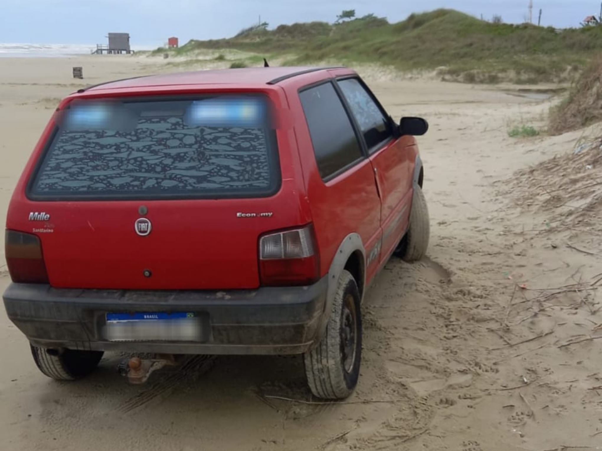 Carro levado de casa incendiada na chacina em Cidreira é encontrado abandonado em outra praia