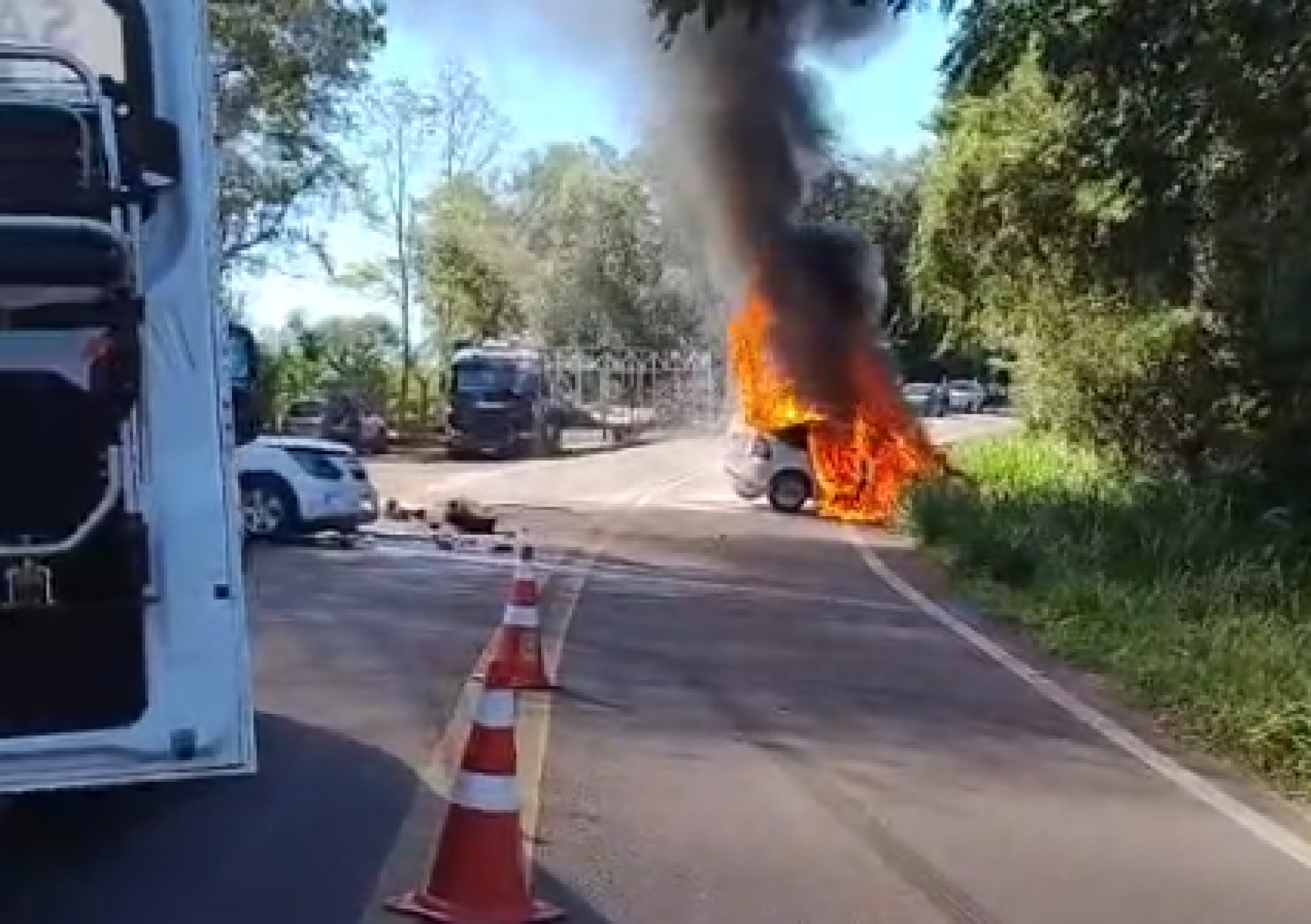 ACIDENTE DE TRÂNSITO: Carro pega fogo após colisão com outro veículo na RS-020