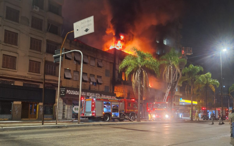INCÊNDIO: Pousada pega fogo e 10 pessoas morrem em Porto Alegre
