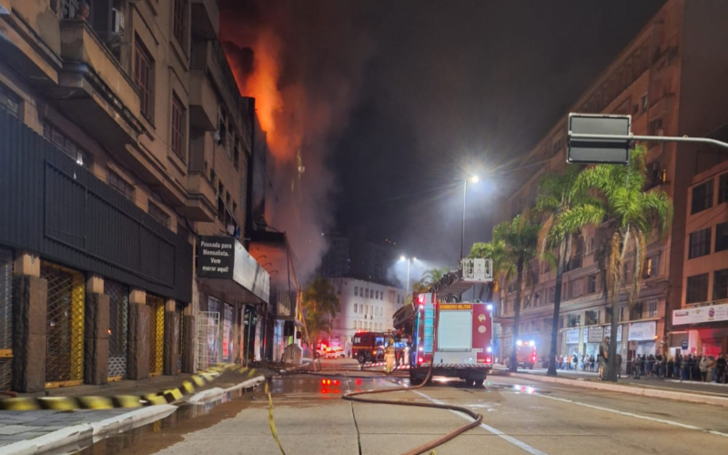 INCÊNDIO: Pousada pega fogo e 10 pessoas morrem em Porto Alegre
