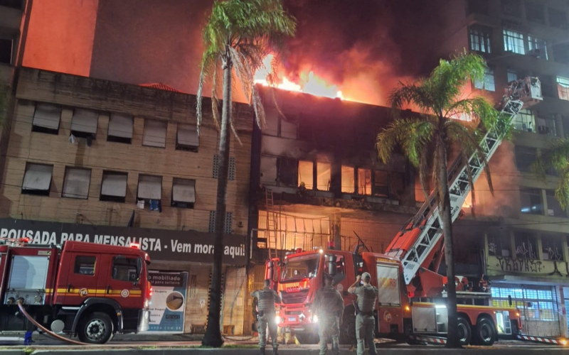 INCÃŠNDIO: Pousada pega fogo e 10 pessoas morrem em Porto Alegre
