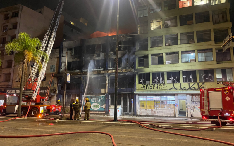 INCÊNDIO: Pousada pega fogo e 10 pessoas morrem em Porto Alegre
