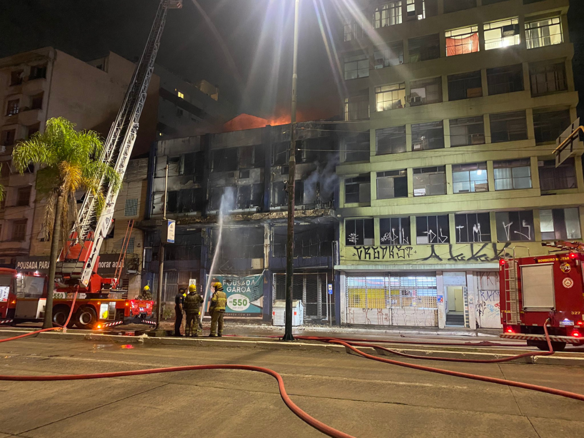 INCÊNDIO: Pousada pega fogo e 10 pessoas morrem em Porto Alegre