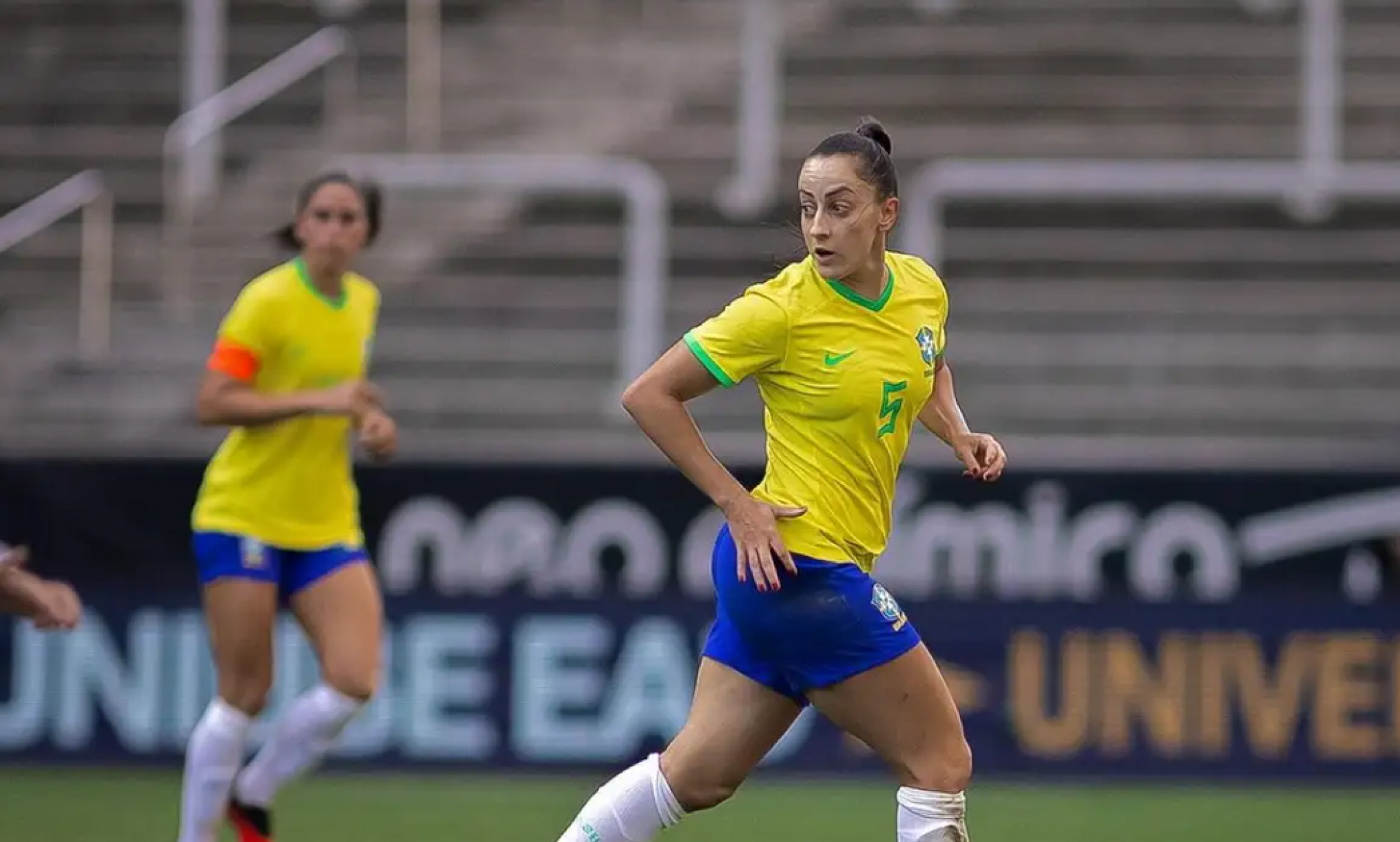 Meio-campista da seleção brasileira feminina de futebol, Luana Bertolucci | abc+