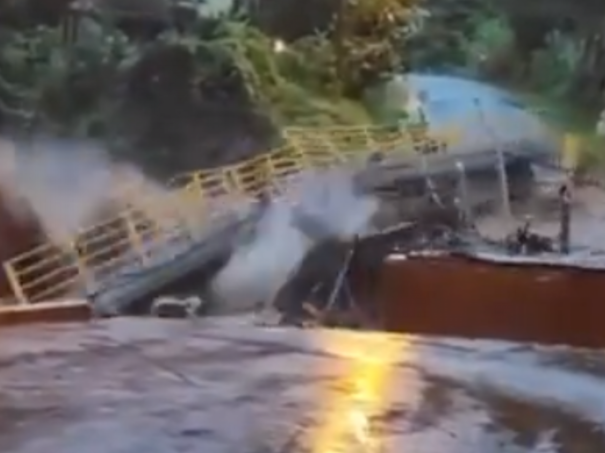 TEMPESTADE: Ponte é levada pela força da água durante gravação de vídeo no Rio Grande do Sul; assista
