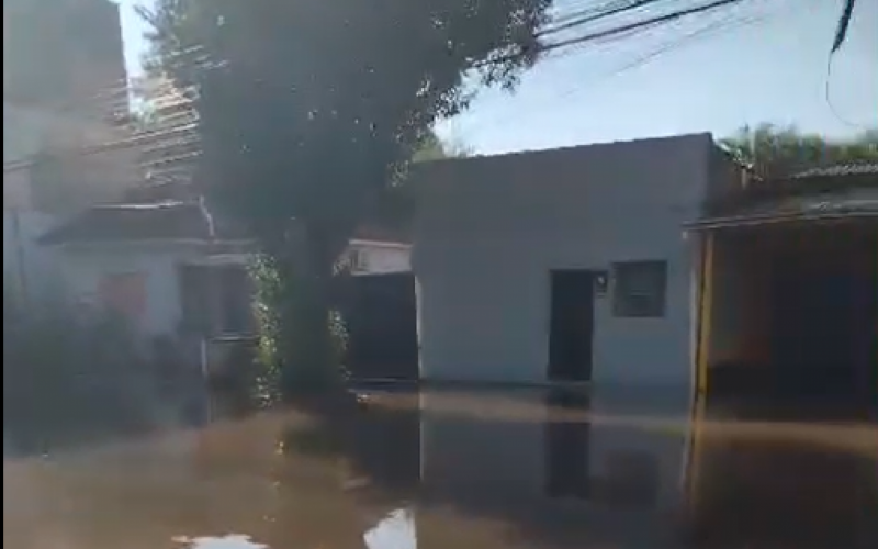 Bocas de lobo colocam água para fora e provocam novos pontos de alagamento em Canoas