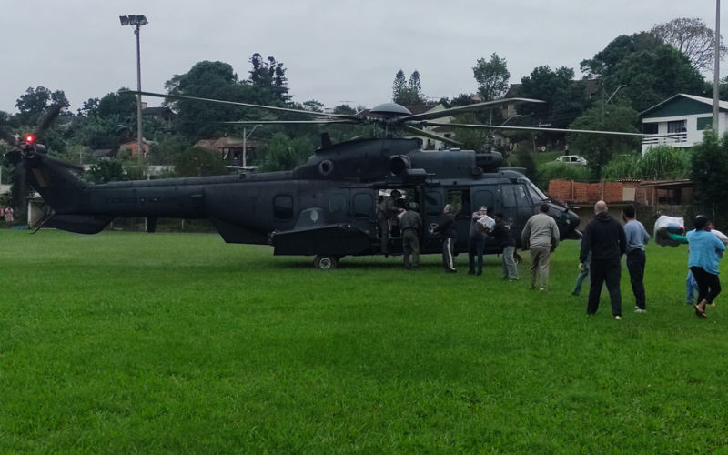 Helicóptero da FAB pousou em campo de futebol no bairro Liberdade