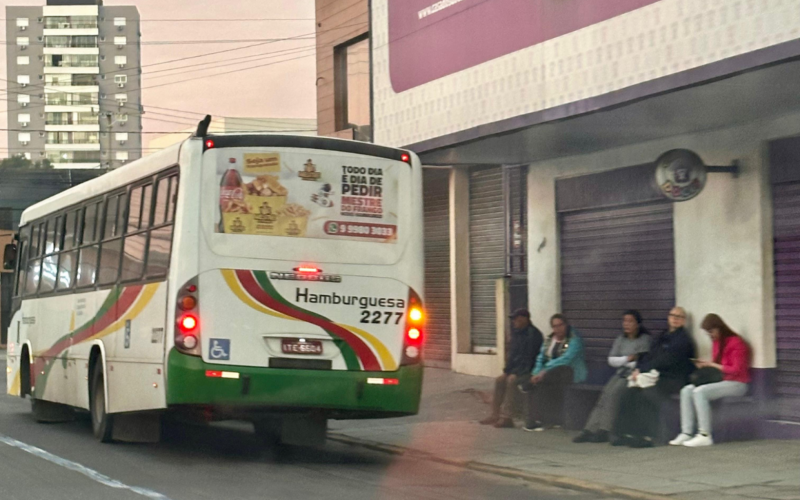 Ônibus da Hamburguesa flagrado nesta quarta-feira (22) na região central de Novo Hamburgo  | abc+