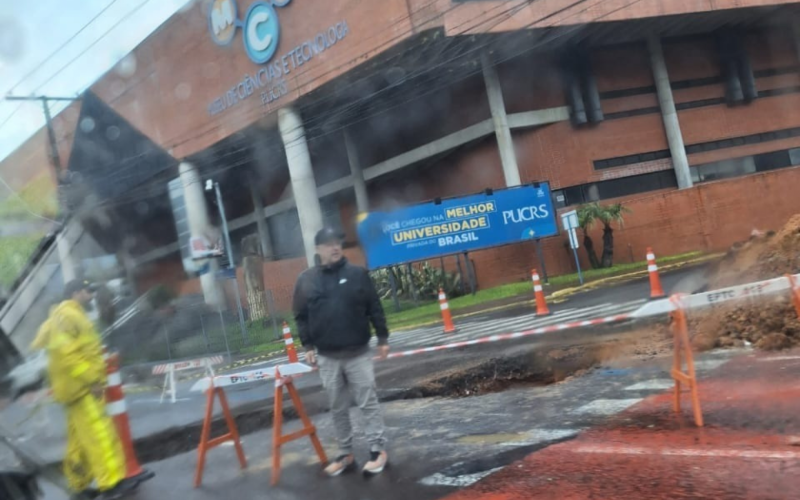 Trecho da Avenida Ipiranga, em Porto Alegre, cedeu na tarde desta sexta-feira (24) | abc+