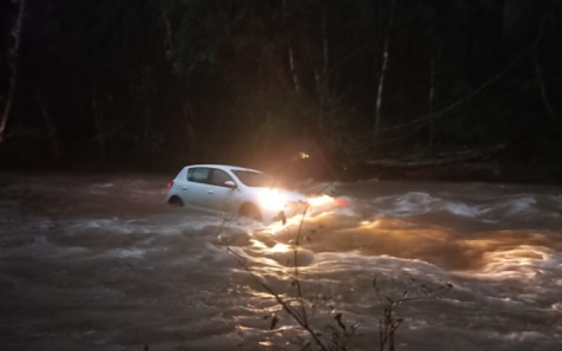 Veículo foi arrastado pelo Rio Cadeia na tarde desta quarta-feira (19) em Santa Maria do Herval | abc+