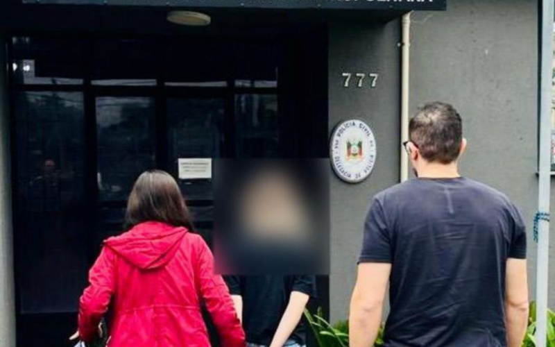 Mulher de 37 anos foi presa na manhã desta quinta-feira (20) no Centro de Dois Irmãos | abc+