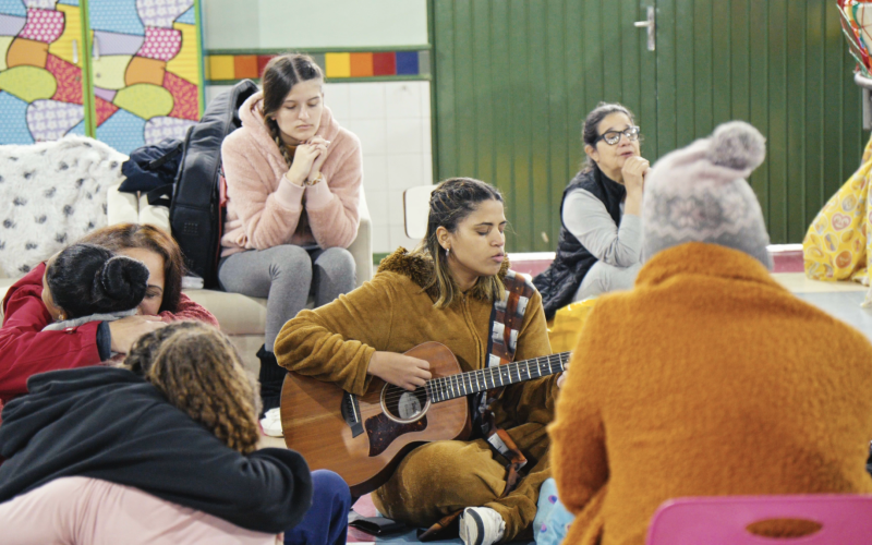 Artistas voluntários realizam apresentação na EMEI Terezinha Tergolina, que serviu de abrigo durante o período de enchente