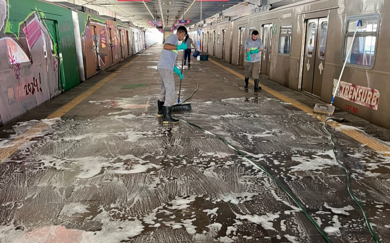 Limpeza na Estação Farrapos (Porto Alegre) da Trensurb  | abc+