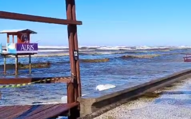 A ressaca do mar avançou pela orla, invadiu o calçadão de Capão da Canoa | abc+