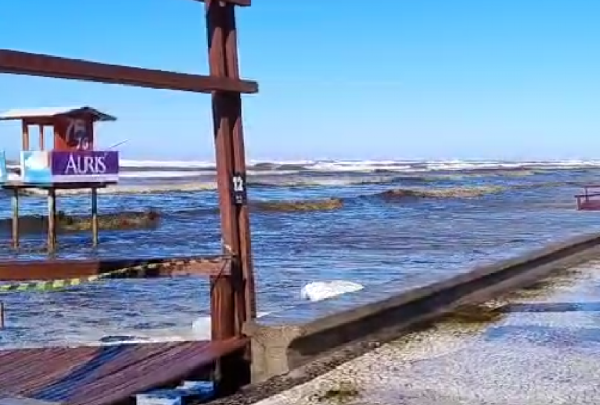 Ressaca do mar chama atenção na orla de Capão da Canoa; veja vídeo e fotos