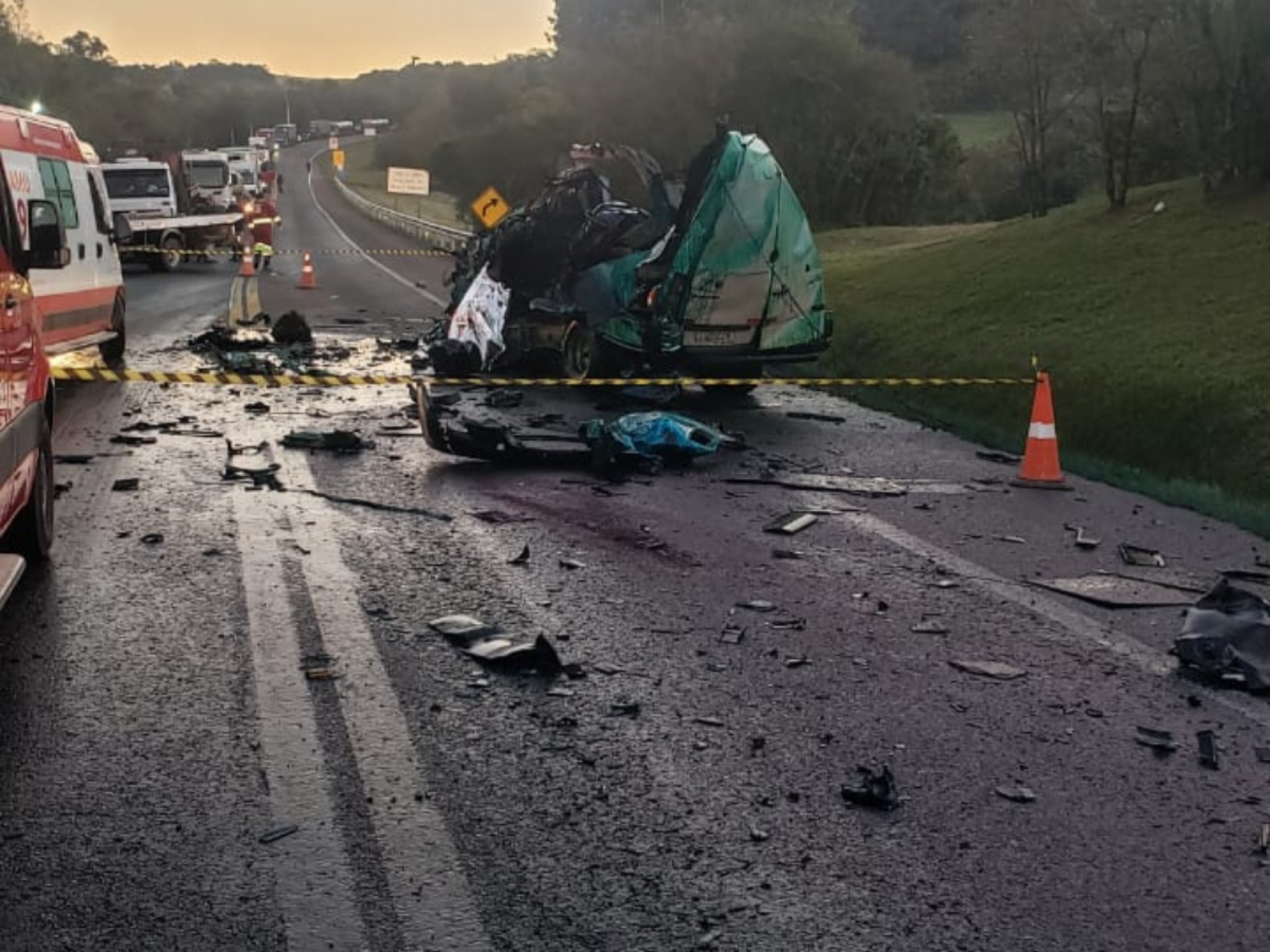 BR-386: Motorista de van com placas de Portão morre em colisão frontal com caminhão