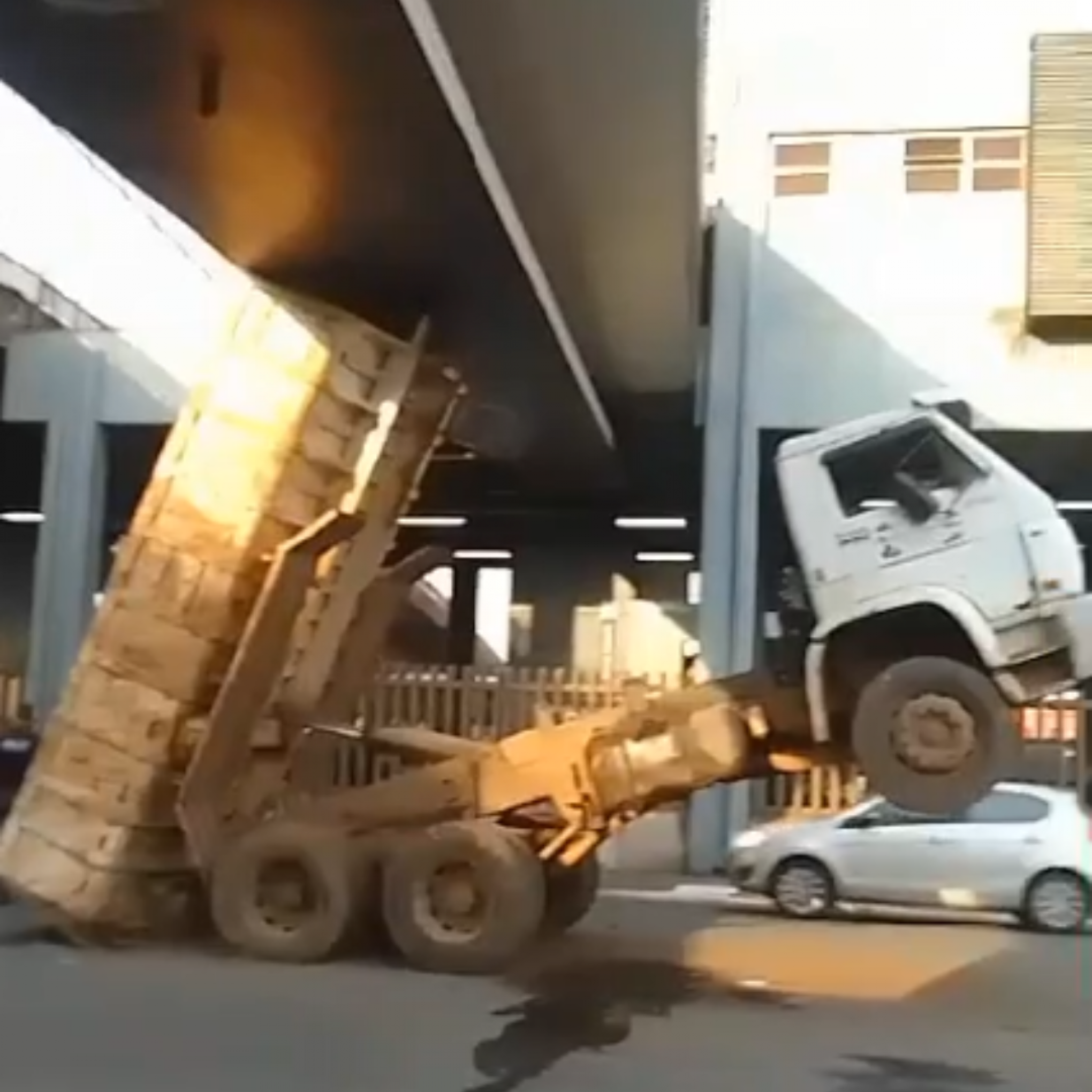 Caçamba de caminhão fica presa na passarela da Estação Mathias Velho; veja vídeo
