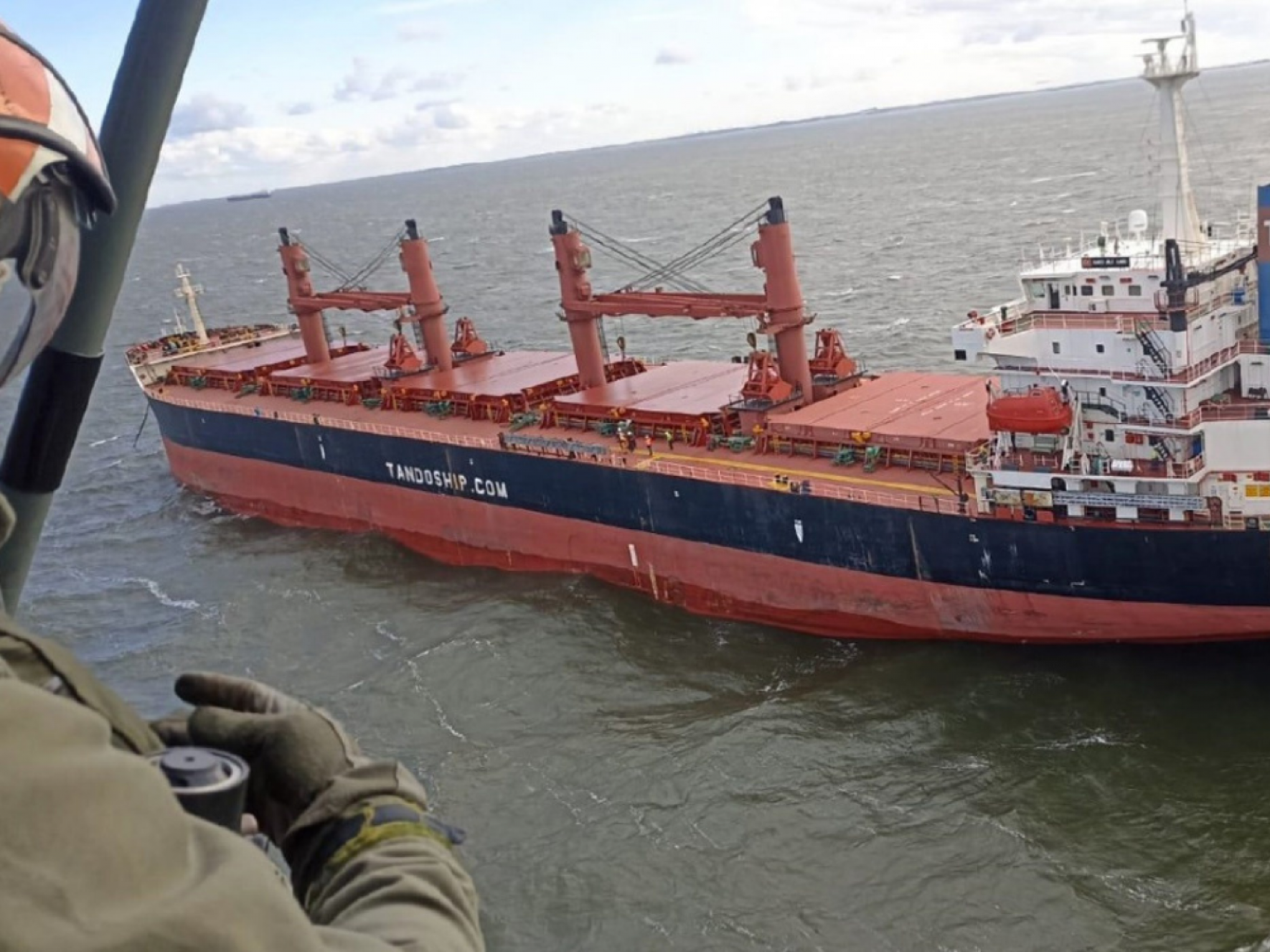 VÍDEO: Helicóptero resgata homem de navio turco próximo de Rio Grande