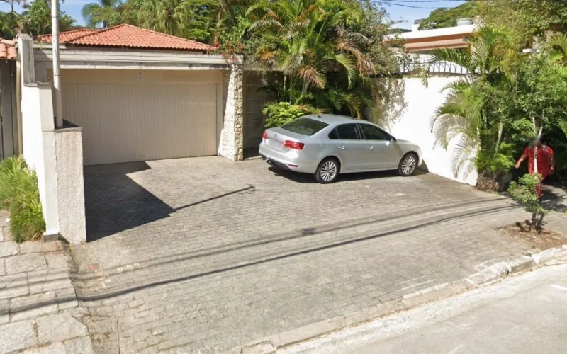 Corpo de Carlos Alberto Felice foi encontrado na garagem da casa em que ele morava, no Jardim Europa, bairro nobre de São Paulo | abc+